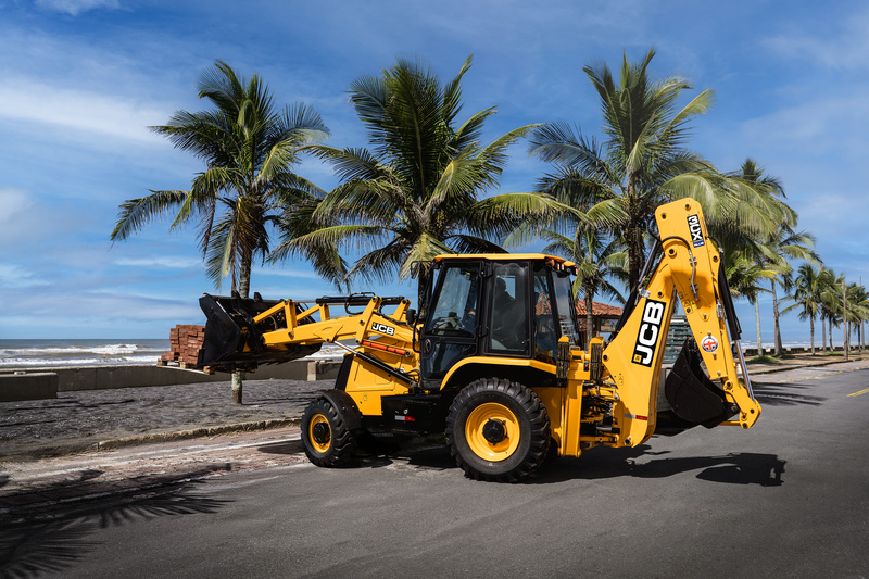JCB lança nova retroescavadeira 3CX Plus, elevando o padrão global de tecnologia, conforto e eficiência